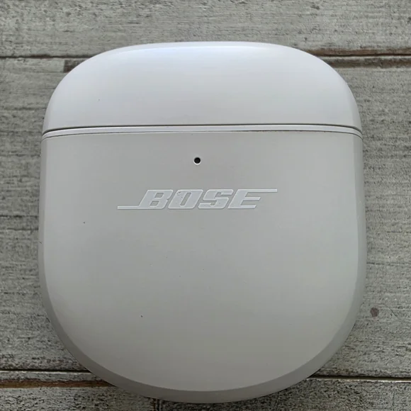 Bose Quiet Comfort Ultra White Smoke Wireless Earbuds - Picture 8 of 9
